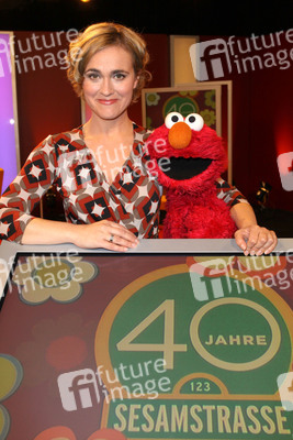 Caren Miosga mit Elmo