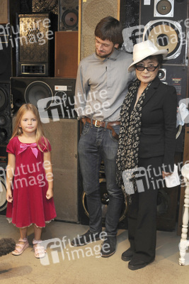 Gera Verzilov, Pyotr Verzilov, Yoko Ono