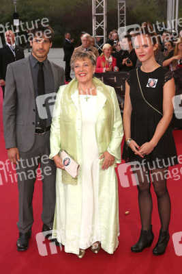 Marie-Luise Marjan mit Begleitung