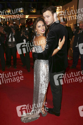 Nazan Eckes, Julian Khol