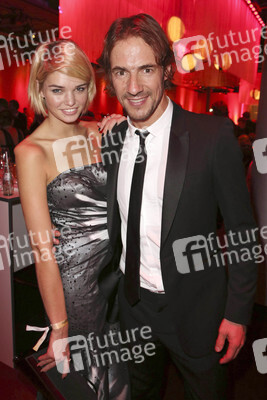 Luisa Hartema mit Begleitung