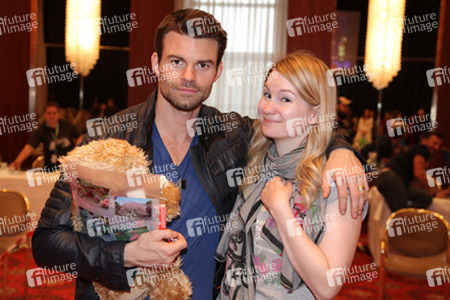 Daniel Gillies mit Con-Helferin Julia