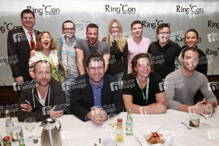 Vorn: Billy Boyd, Sean Astin, Craig Horner, Joe Walker. Hinten: Mark Ferguson, Lori Dungey, Thomas Robins, Craig Parker, Kristin Bauer, Joe Dempsie, Corey Lubowich, Lauren Lopez
