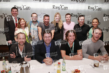 Vorn: Billy Boyd, Sean Astin, Craig Horner, Joe Walker. Hinten: Mark Ferguson, Lori Dungey, Thomas Robins, Craig Parker, Kristin Bauer, Joe Dempsie, Corey Lubowich, Lauren Lopez