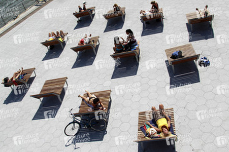 Liegestühle am East River