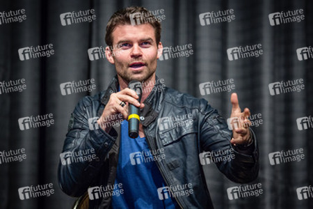 Daniel Gillies