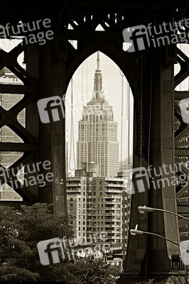 Empire State Building im Blick durch die Manhattan Bridge