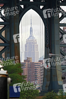 Empire State Building im Blick durch die Manhattan Bridge