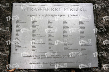 Plakette der 121 Staaten im Strawberry Field