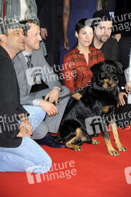Wotan Wilke Möhring, Jasmin Gerat, Jan Josef Liefers mit Hund Bruno