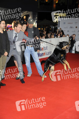 Jan Josef Liefers, Wotan Wilke Möhring mit Hund Bruno, Jasmin Gerat, Marc Rothemund