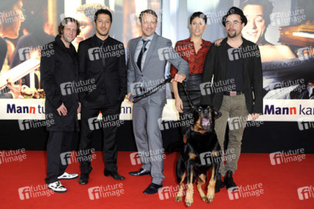 Oliver Korittke, Fahri Yardim, Wotan Wilke Möhring mit Hund Bruno, Jasmin Gerat, Jan Josef Liefers