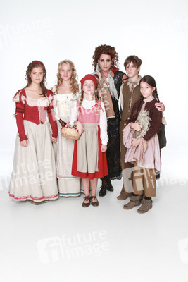 Liv Lisa Fries, Sonja Gerhardt, Amona Aßmann, Anja Kling, Friedrich Heine, Mila Böhning