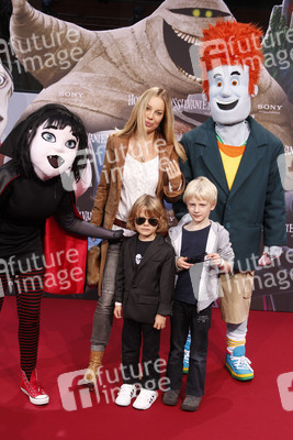 Xenia Seeberg und Sohn Phelias Martinek und Freund