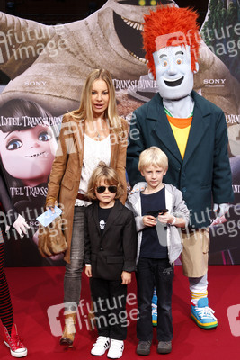 Xenia Seeberg und Sohn Phelias Martinek und Freund