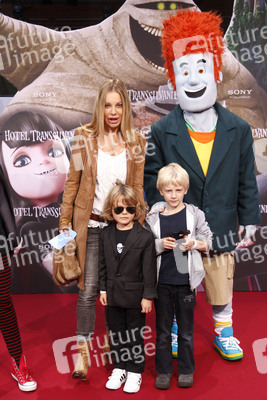 Xenia Seeberg und Sohn Phelias Martinek und Freund