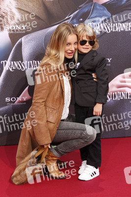 Xenia Seeberg mit Sohn Phelias Martinek