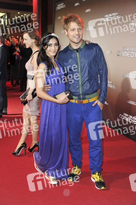 Pegah Ferydoni mit Begleitung