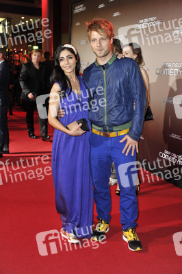 Pegah Ferydoni mit Begleitung