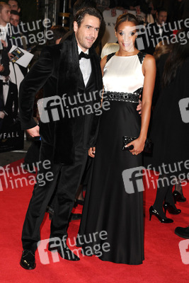 Ola Rapace mit Begleitung