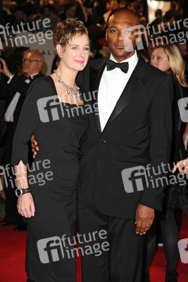 Colin Salmon mit Begleitung