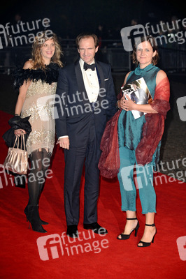 Ralph Fiennes mit Begleitung