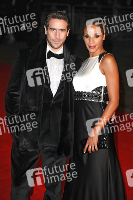 Ola Rapace mit Begleitung