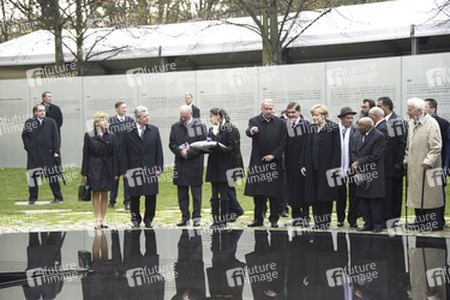 Joachim Gauck, Norbert Lammert, Bernd Naumann, Romani Rose, Angela Merkel