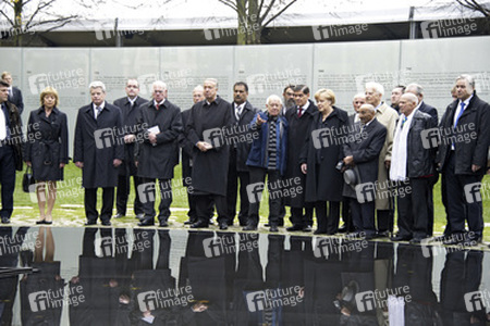 Joachim Gauck, Norbert Lammert, Bernd Naumann, Romani Rose, Angela Merkel