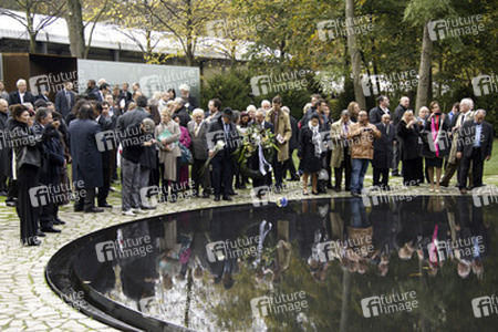 Kranzniederlegung am Sinti Denkmal
