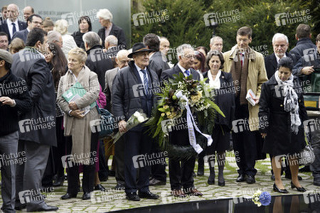Kranzniederlegung am Sinti Denkmal