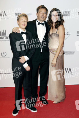 Jan Sosniok mit Freundin Nadine Möllers und Sohn Jonas