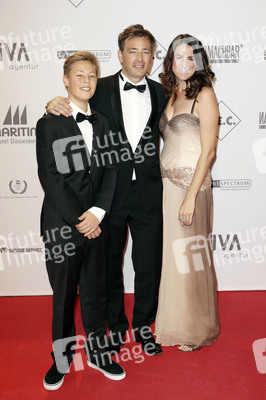 Jan Sosniok mit Freundin Nadine Möllers und Sohn Jonas