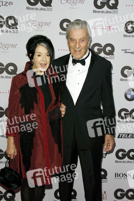 Nino Cerruti mit Begleitung