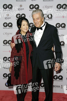 Nino Cerruti mit Begleitung