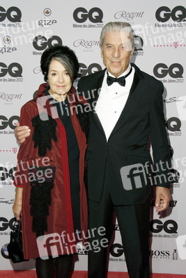 Nino Cerruti mit Begleitung