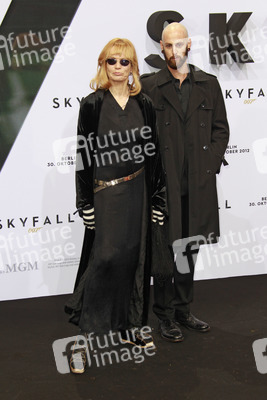 Veruschka Gräfin von Lehndorff mit Begleitung