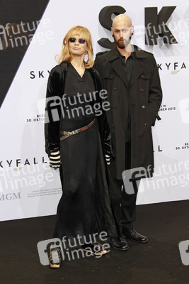 Veruschka Gräfin von Lehndorff mit Begleitung