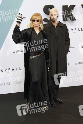 Veruschka Gräfin von Lehndorff mit Begleitung