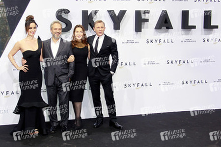 Bérénice Marlohe, Sam Mendes, Barbara Broccoli, Daniel Craig