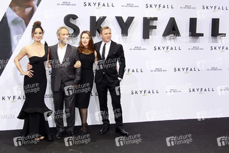 Bérénice Marlohe, Sam Mendes, Barbara Broccoli, Daniel Craig