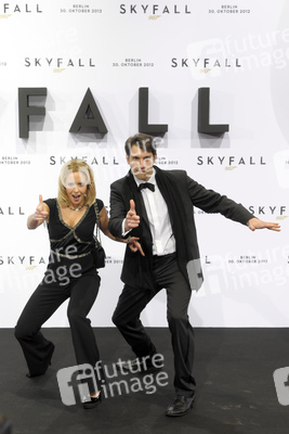 Isabel Edvardsson mit Begleitung