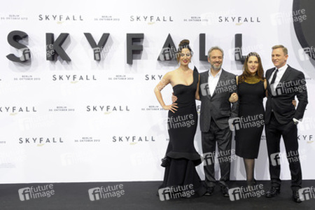 Bérénice Marlohe, Sam Mendes, Barbara Broccoli, Daniel Craig