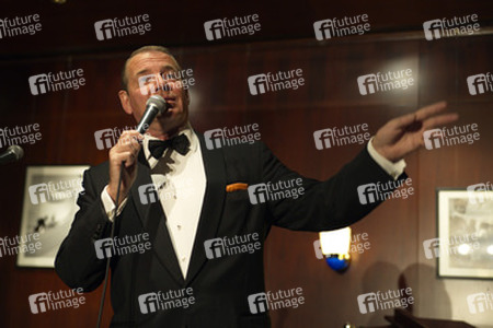 Stephen Triffitt als Frank Sinatra