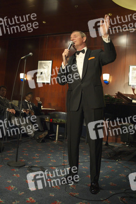 Stephen Triffitt als Frank Sinatra