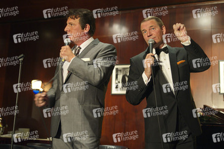 Mark Adams als Dean Martin, Stephen Triffitt als Frank Sinatra
