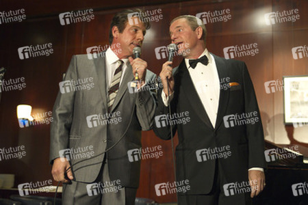 Mark Adams als Dean Martin, Stephen Triffitt als Frank Sinatra