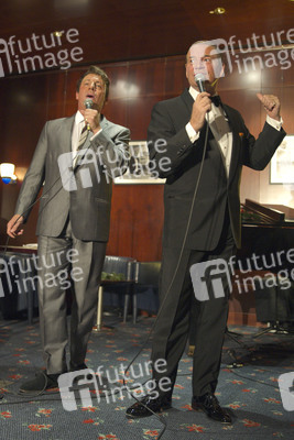 Mark Adams als Dean Martin, Stephen Triffitt als Frank Sinatra