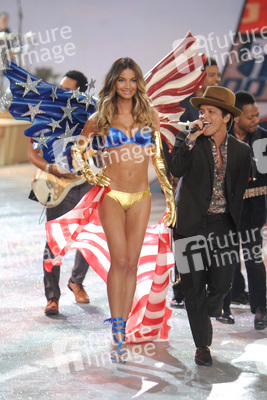 Lily Aldridge, Bruno Mars
