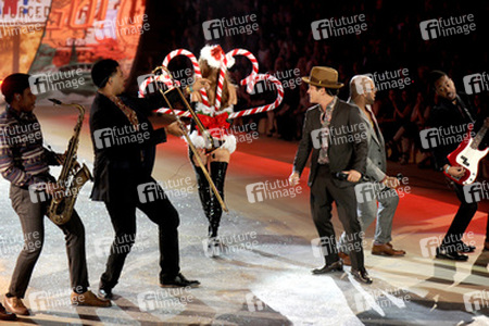 Barbara Palvin, Bruno Mars